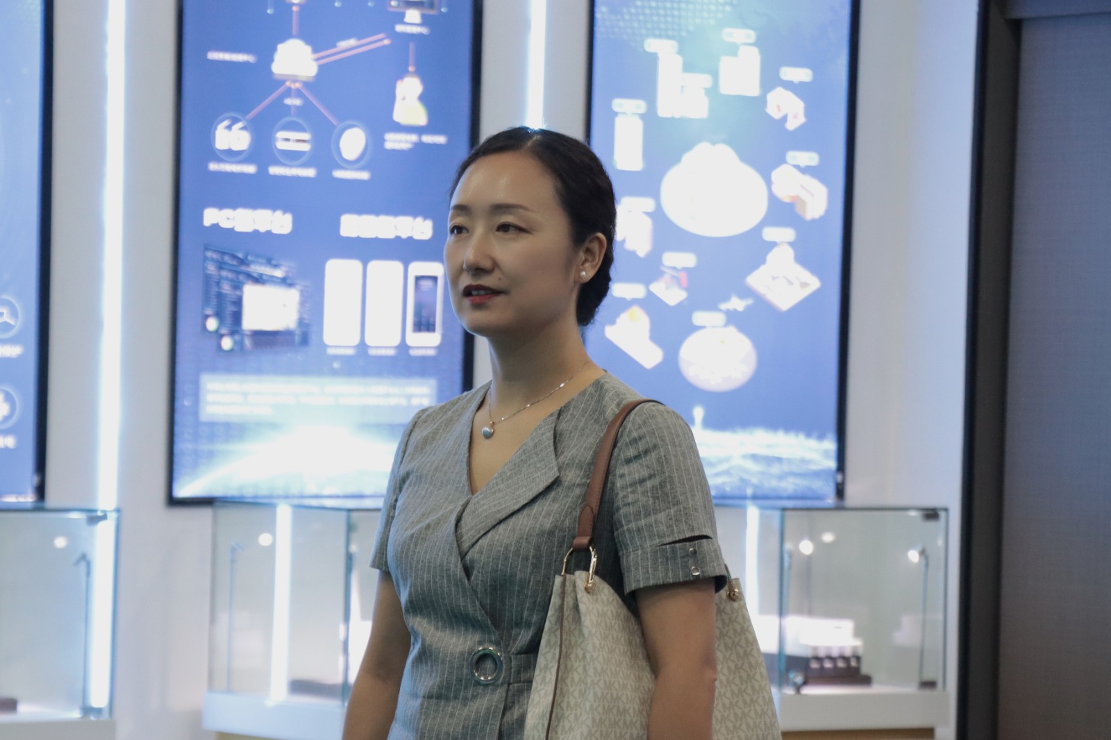 乌鲁木齐经济技术开发区招商服务局莅临BAT365线上平台科技参观指导